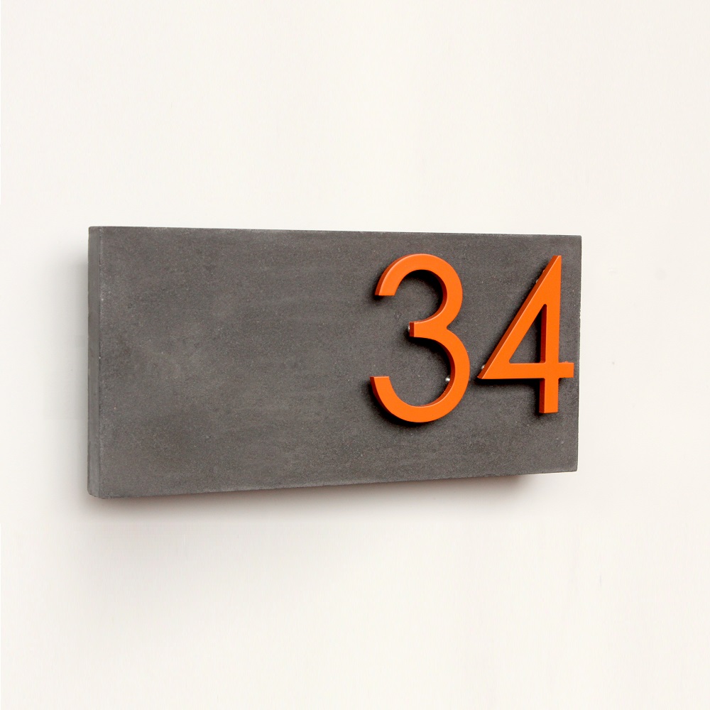 Jusho Design Adresse Civique Boulevard Edouard orange gris fonce Design Exterieur plaque adresse personnalisee