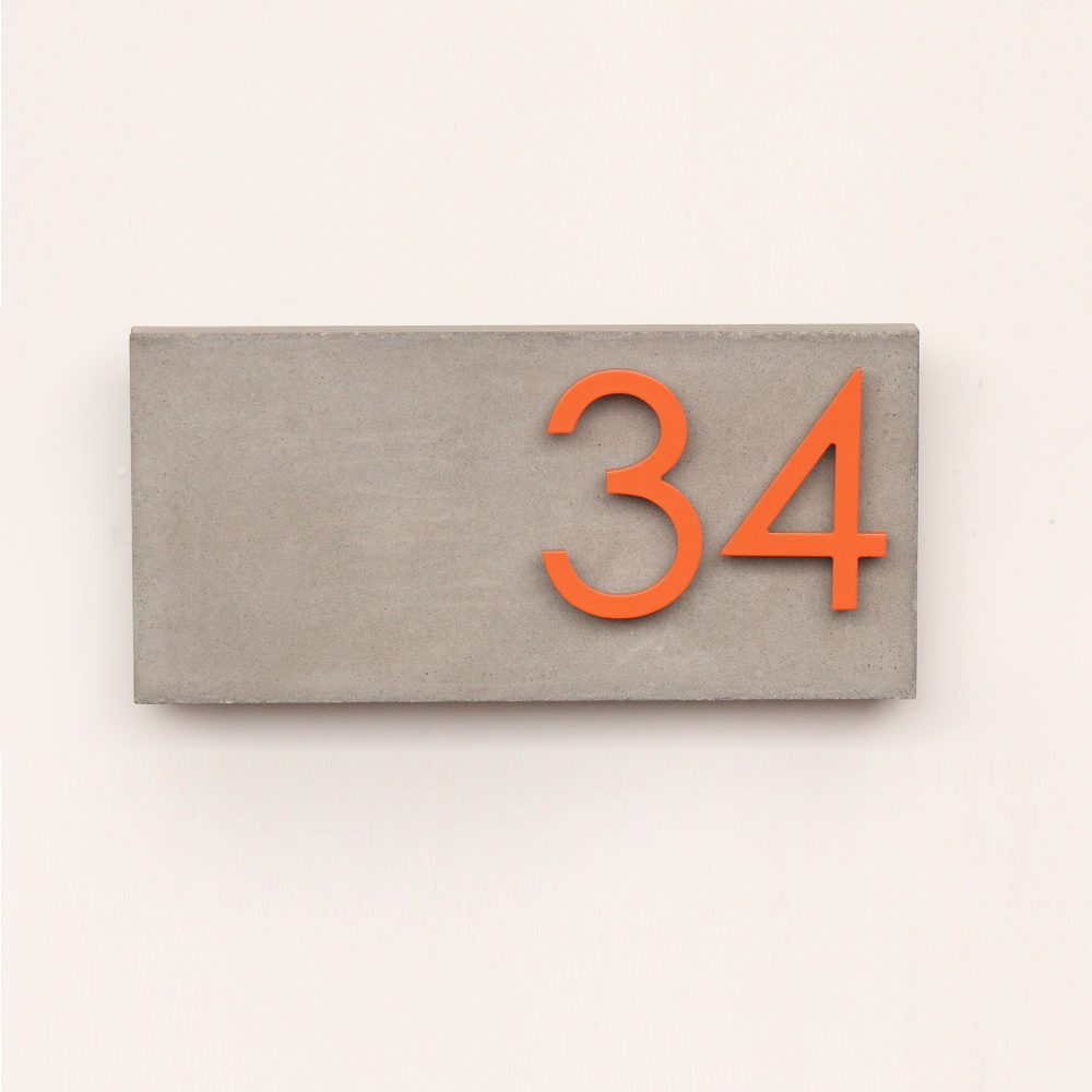 Jusho Design Adresse Civique Boulevard Edouard orange gris pale Design Exterieur plaque adresse personnalisee