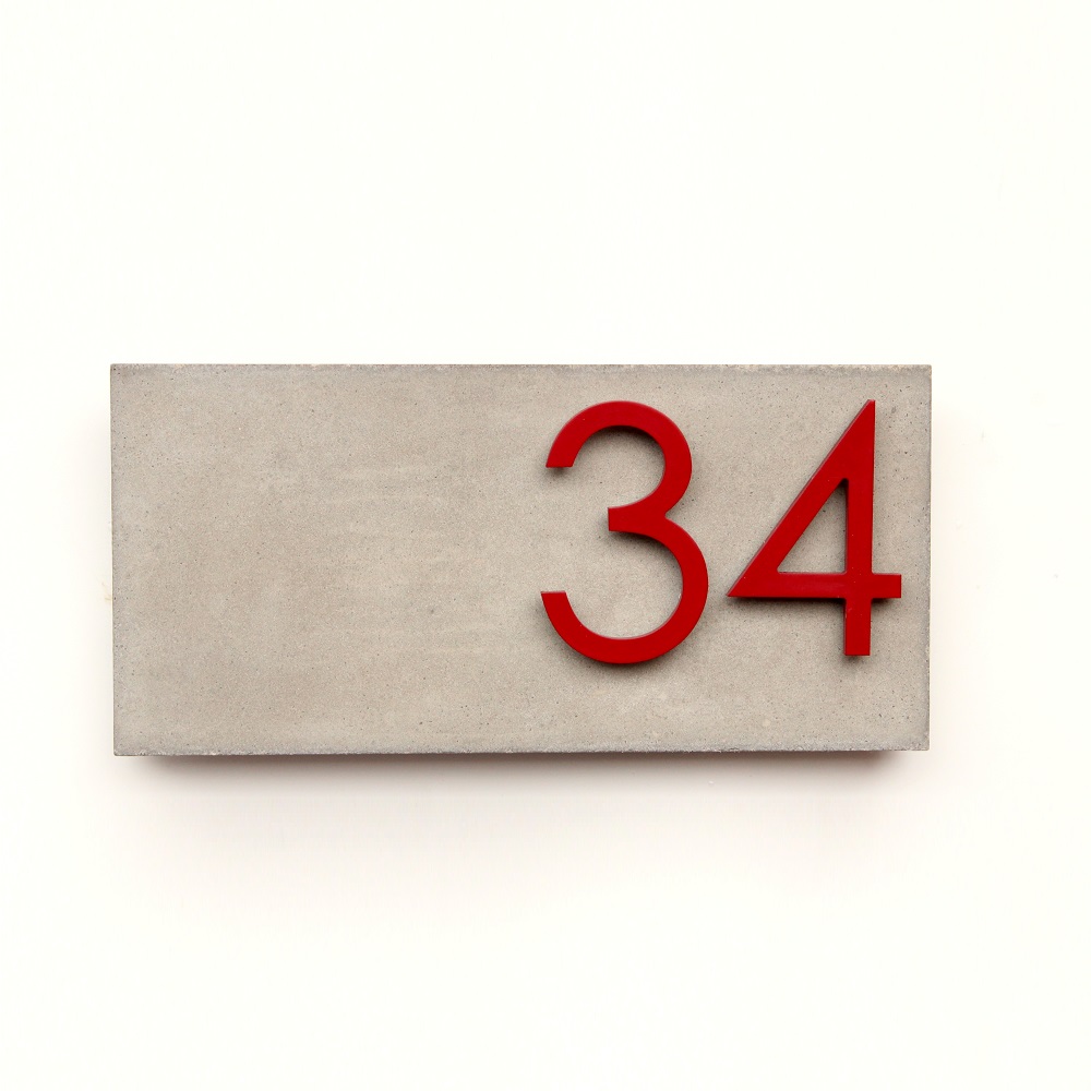 Jusho Design Adresse Civique Boulevard Edouard rouge gris pale Design Exterieur plaque adresse personnalisee