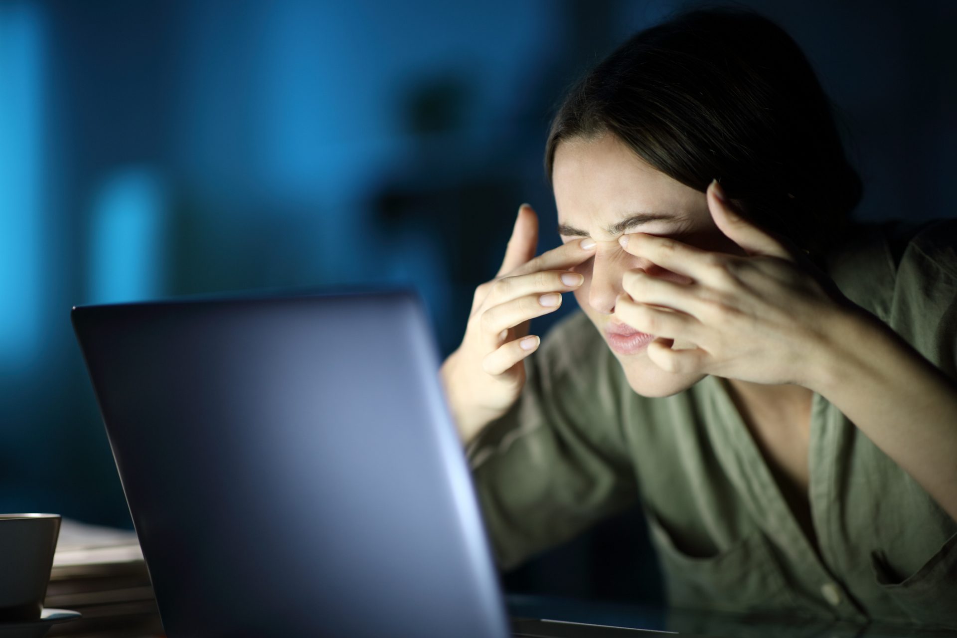 Les yeux qui brûlent en travaillant à l