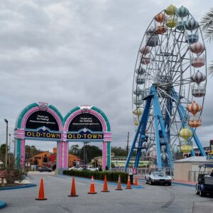 Old Town Kissimmee Floride arche et grande roue