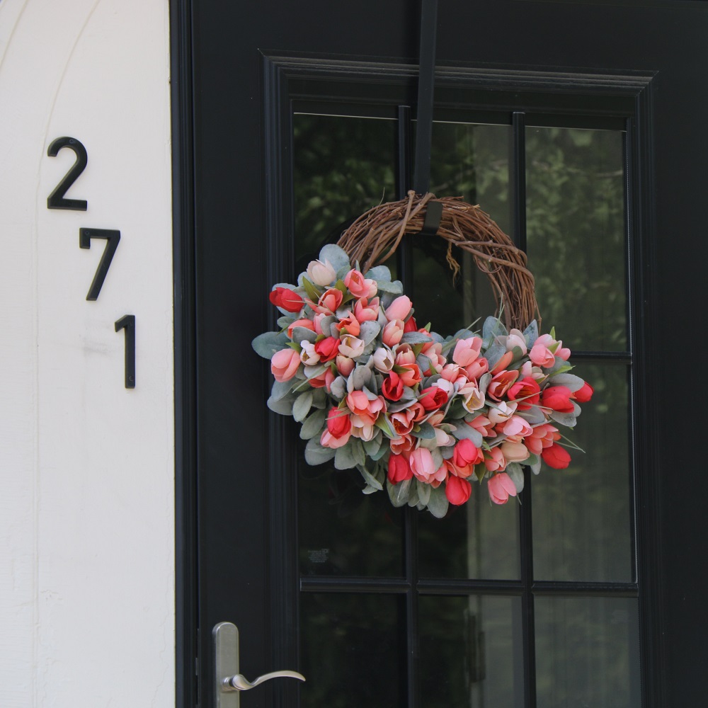 Couronne de fleurs sur la porte